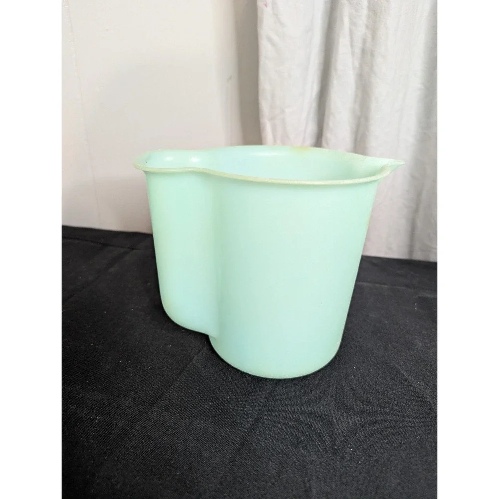 vintage Tupperware 40oz millionaire lime milk pitcher creamer 131-2 USA made‎